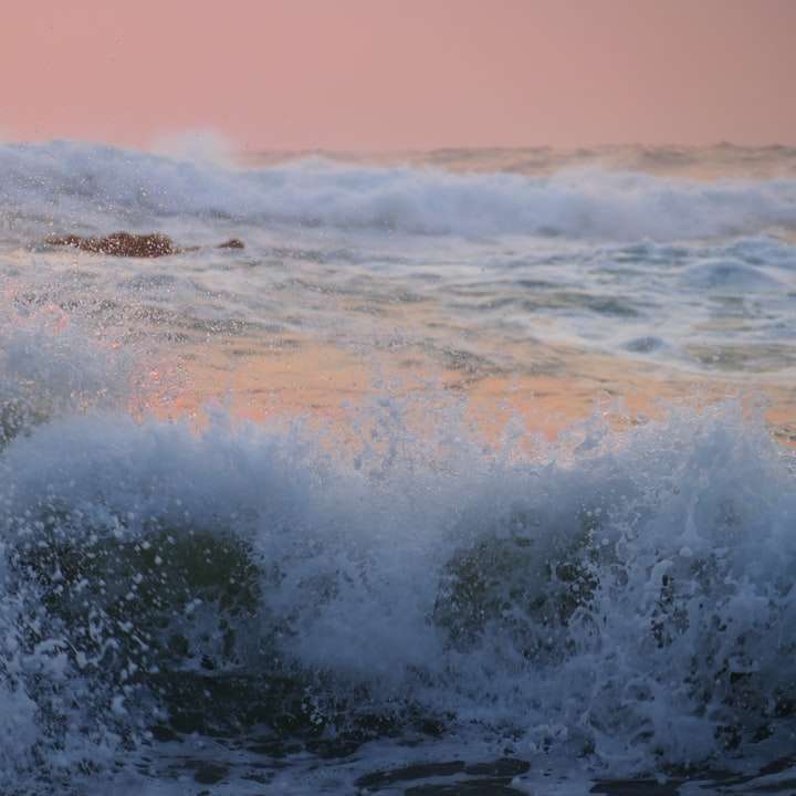 olas del mar durante el día rompecabezas en línea