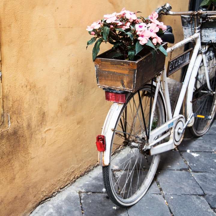 Cykel med en blommask Pussel online