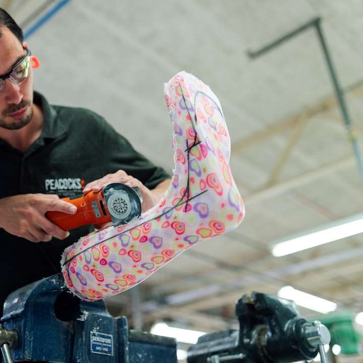 Ο άντρας ορθοτικός τεχνικός μηχανικός κάνει εξατομικευμένο πόδι συρόμενο παζλ online