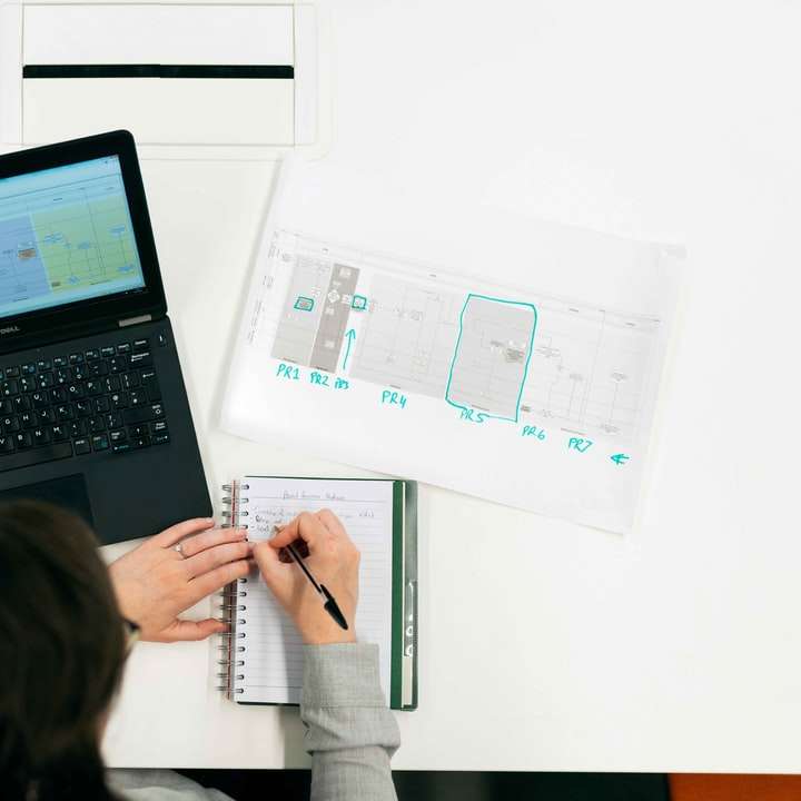 Frau im grauen Pullover mit MacBook Pro Online-Puzzle