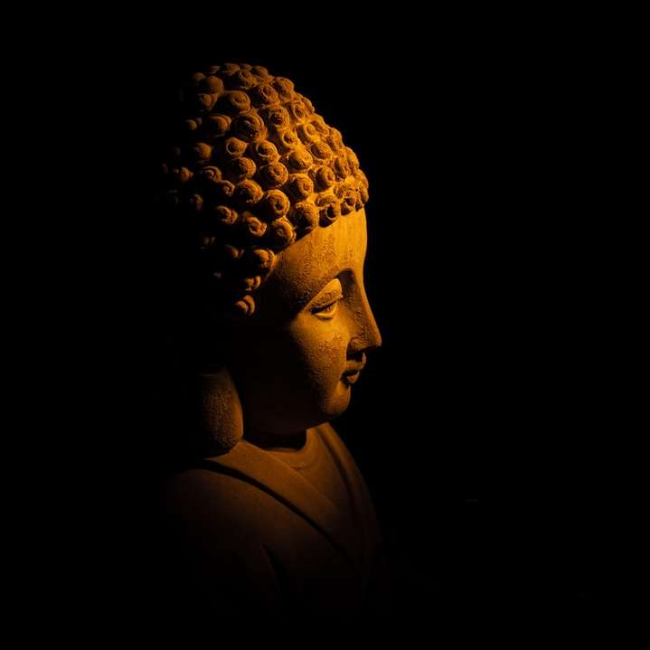 Buddha-Skulptur bei Nacht Online-Puzzle