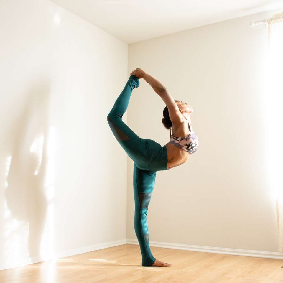 vrouw doet yoga schuifpuzzel online