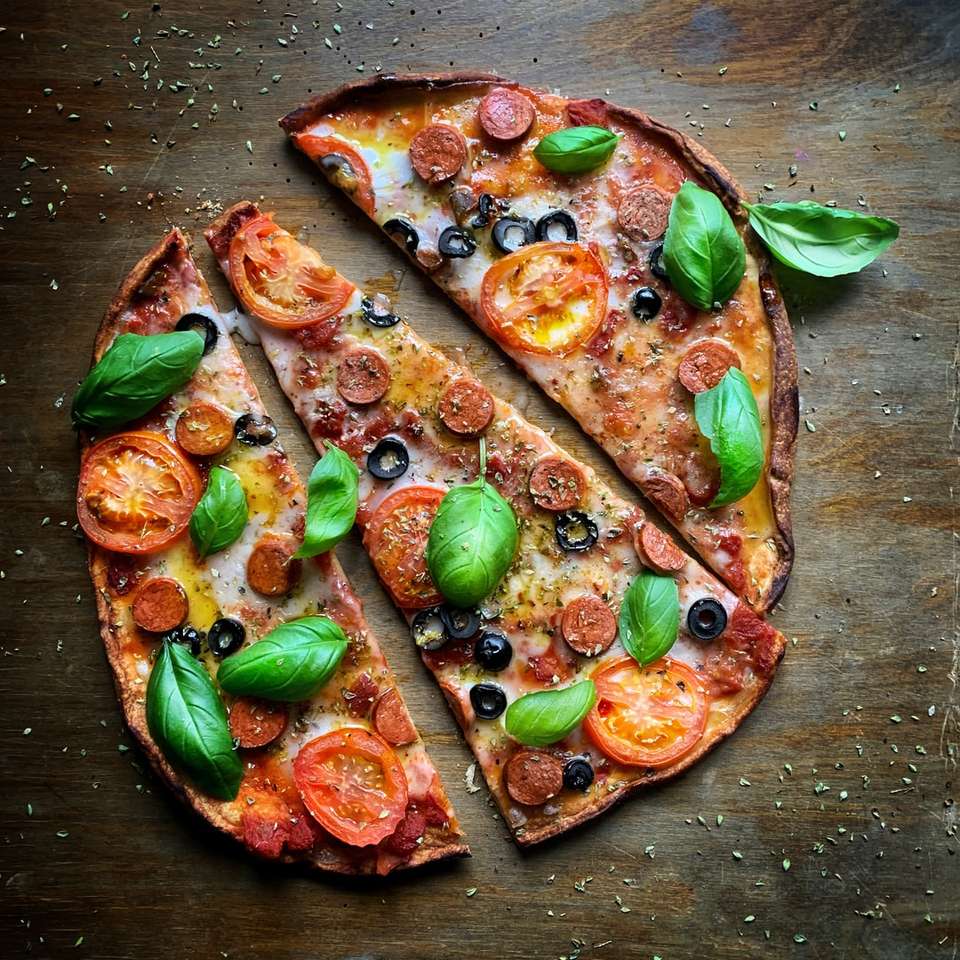 pizza, zöld levelekkel, a barna fából készült asztal csúszó puzzle online