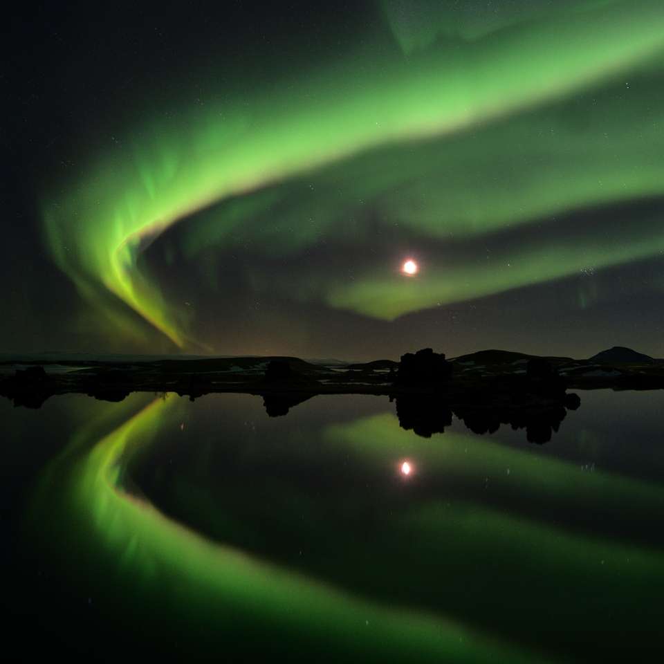 Aurora borealis på sjön Myvatn, norra Island glidande pussel online