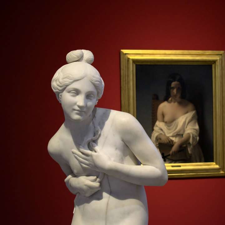 žena v bílých šatech socha posuvné puzzle online