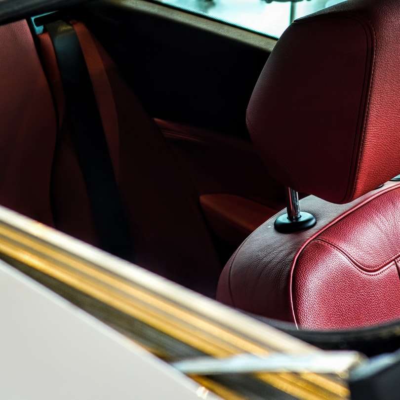 czerwony i brązowy fotelik samochodowy puzzle przesuwne online