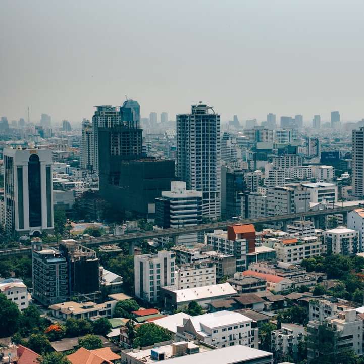 luchtfotografie van een stad onder een grijze lucht online puzzel