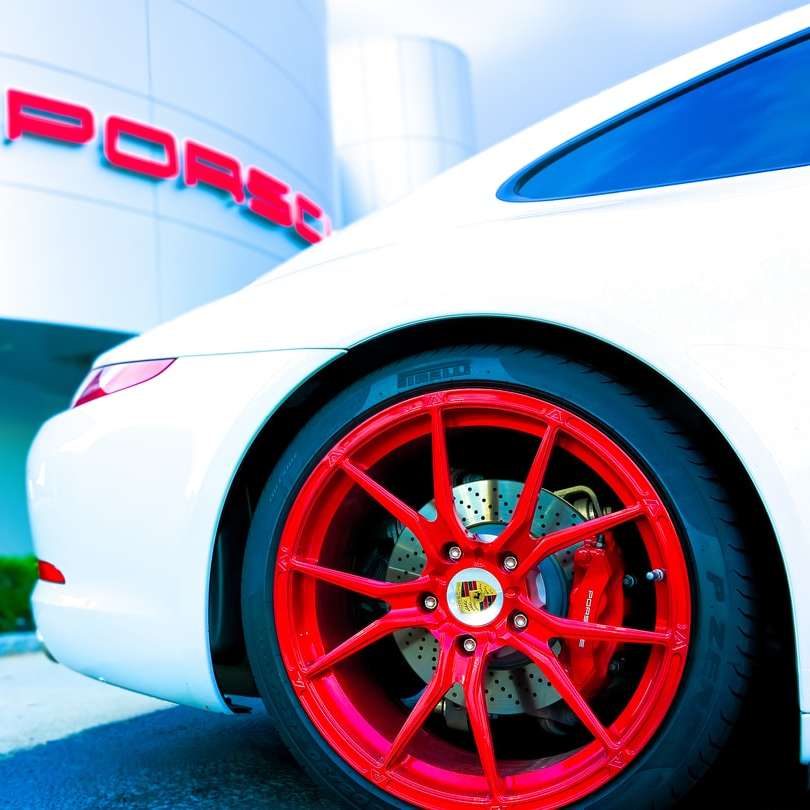 vit bil med rött hjul glidande pussel online