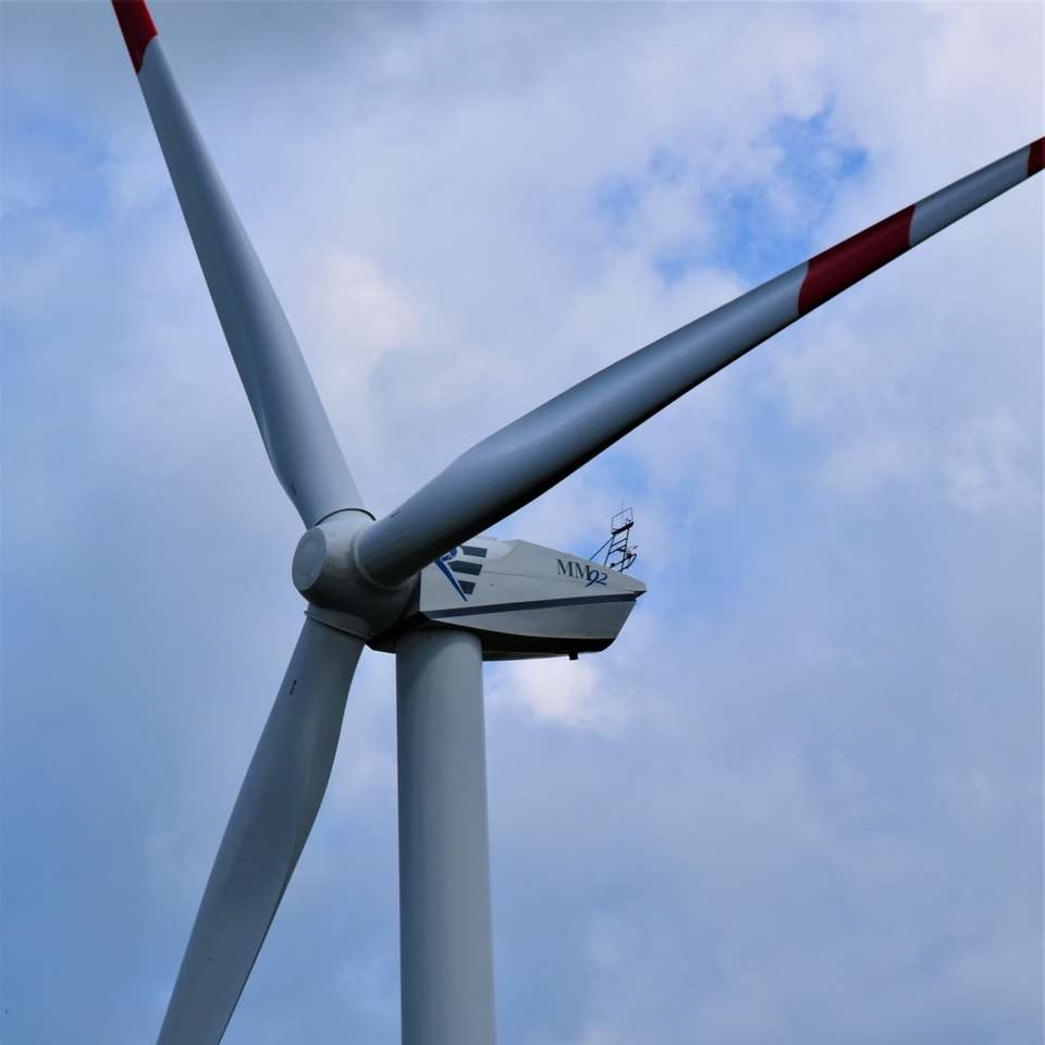windturbine in blauwe hemel schuifpuzzel online