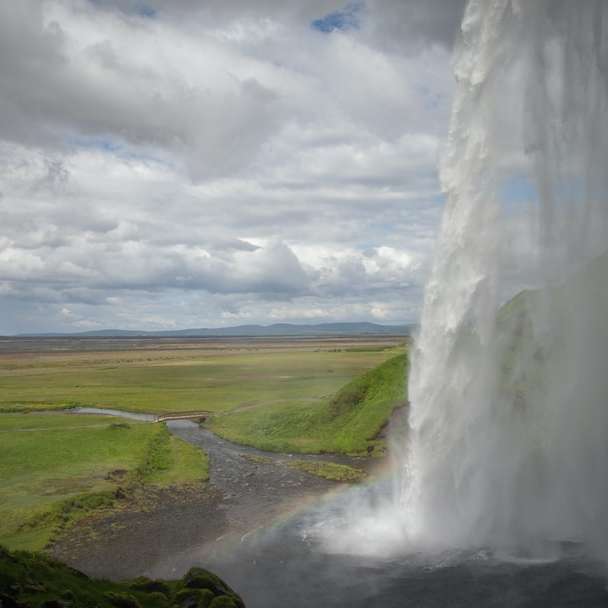 Jeden z nejkrásnějších vodopádů Islandu posuvné puzzle online