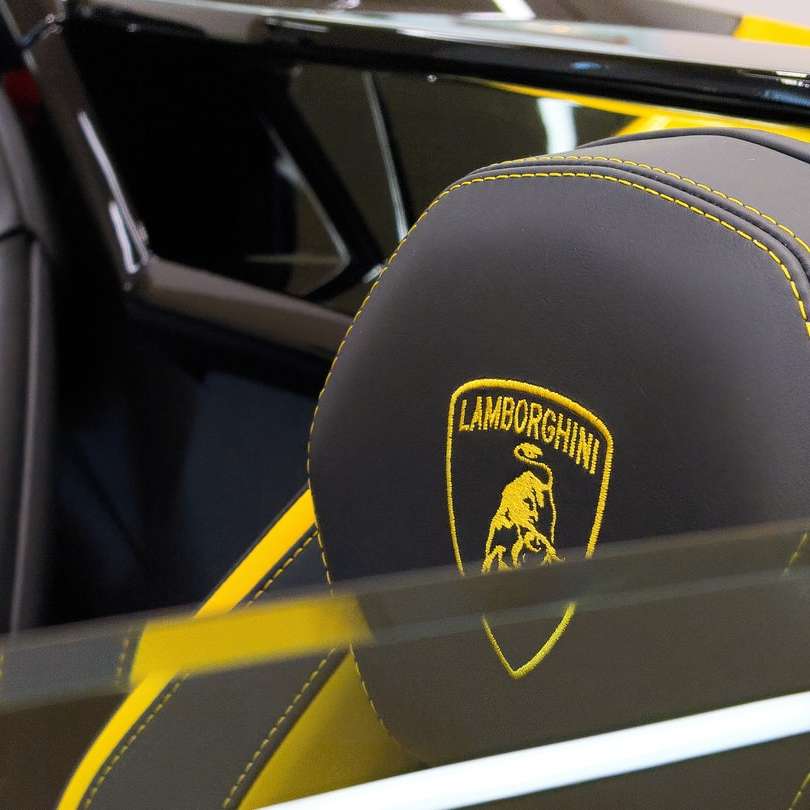 κίτρινα και μαύρα καλύμματα καθισμάτων αυτοκινήτου Lamborghini συρόμενο παζλ online
