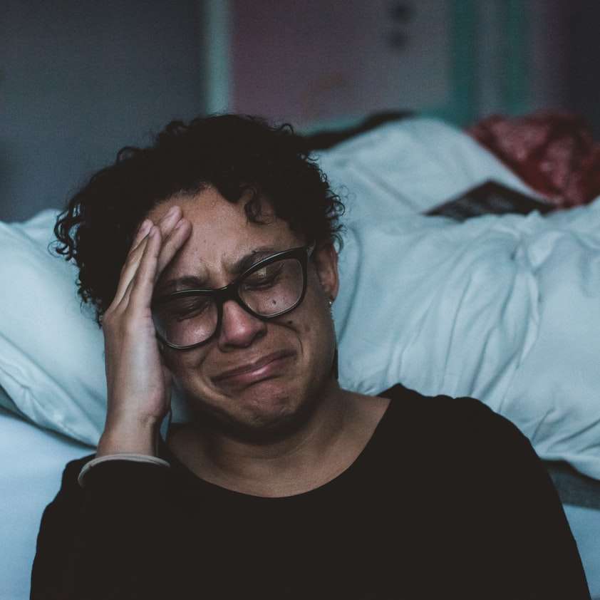 Person, die neben dem Bett weint Schiebepuzzle online