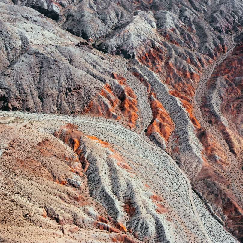 montagna rocciosa marrone e grigia durante il giorno puzzle online