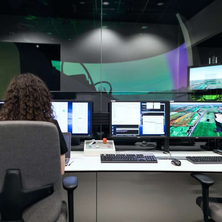 Inginer aerospațial feminin monitorizează simulatorul de zbor alunecare puzzle online