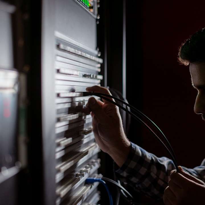 Мъжът излъчващ инженер работи в студио онлайн пъзел