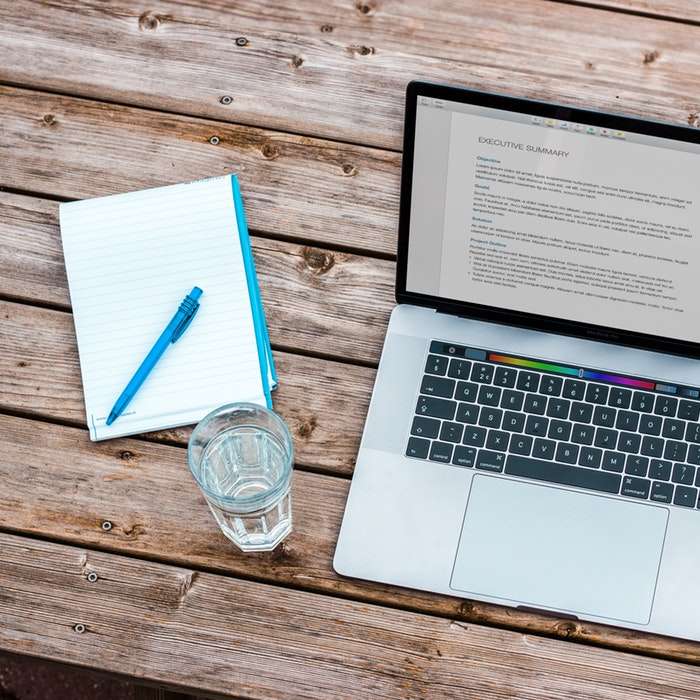 srebrny MacBook obok iPhone'a 6 w kolorze gwiezdnej szarości i przezroczystej szklanki puzzle przesuwne online
