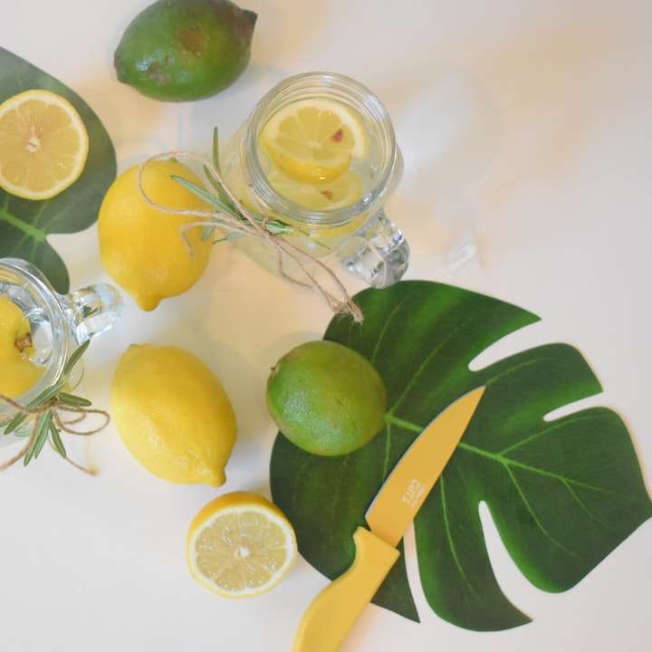 нарязан лимон върху прозрачен стъклен буркан плъзгащ се пъзел онлайн
