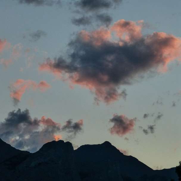 Cieli del tramonto delle montagne rocciose puzzle scorrevole online
