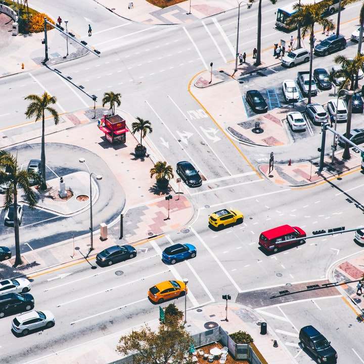 voertuig in geassorteerde kleuren op grijze weg overdag online puzzel