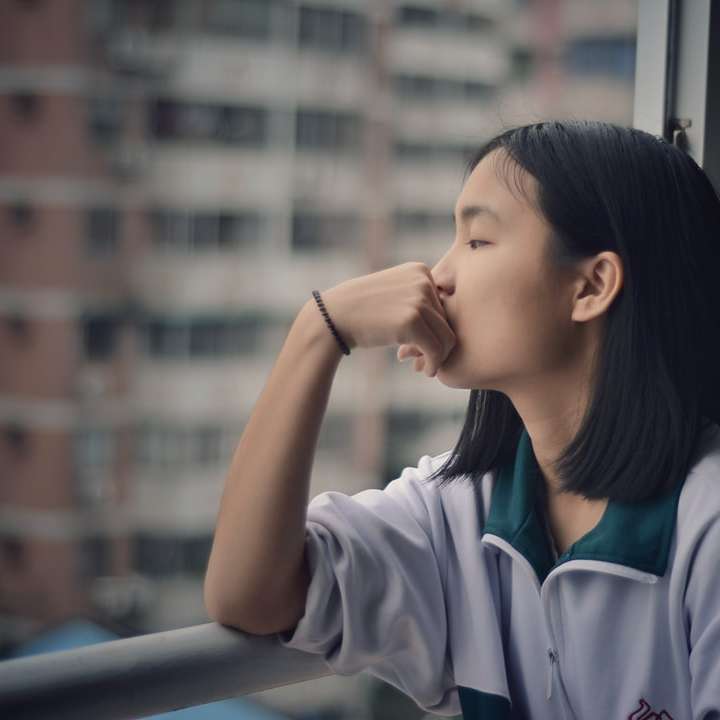 Парапет на прозореца за тийнейджърка онлайн пъзел