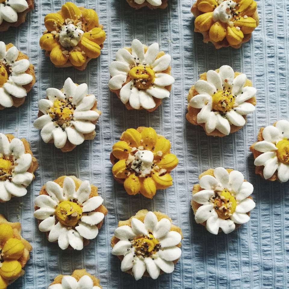 Бисквити с цветя онлайн пъзел