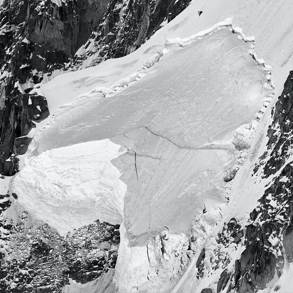 gråskalafoto av snötäckt berg Pussel online