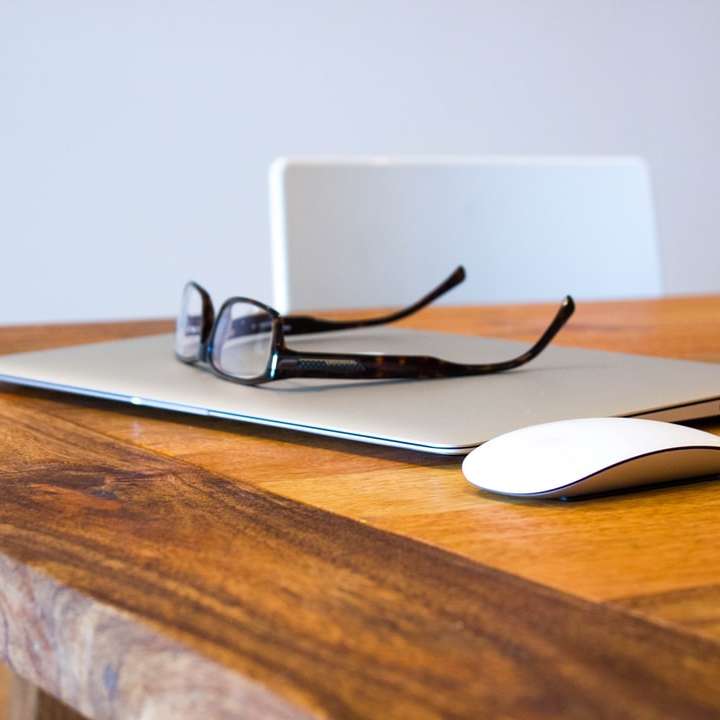 Szemüveg egy laptop online puzzle