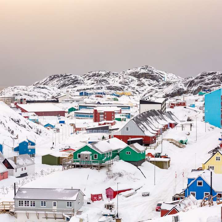 город на холме, покрытый снегом раздвижная головоломка онлайн