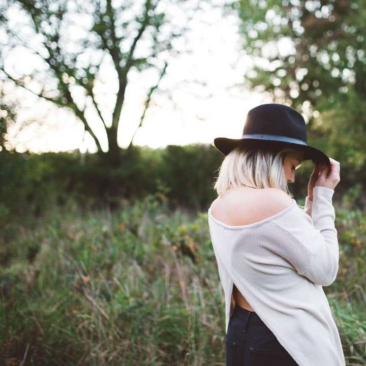 Жена в черна шапка на поляна плъзгащ се пъзел онлайн