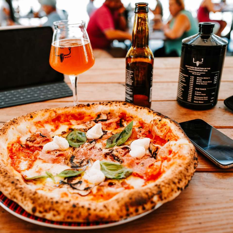 Moderne neapolitanische Pizza mit Bier. Schiebepuzzle online