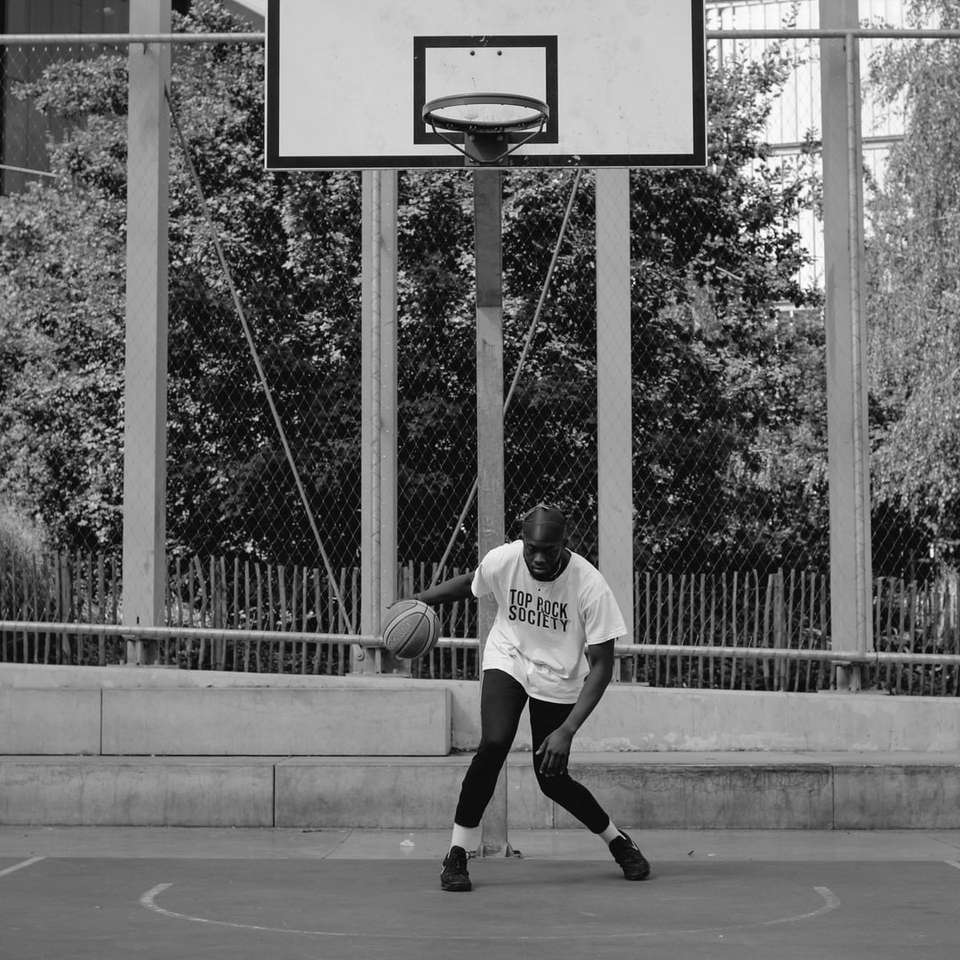 Jogador de bola de basquete drible em Paris puzzle deslizante online