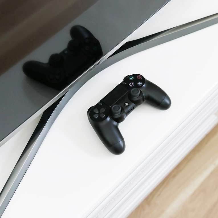 черен Sony PS3 контролер на бяла повърхност плъзгащ се пъзел онлайн