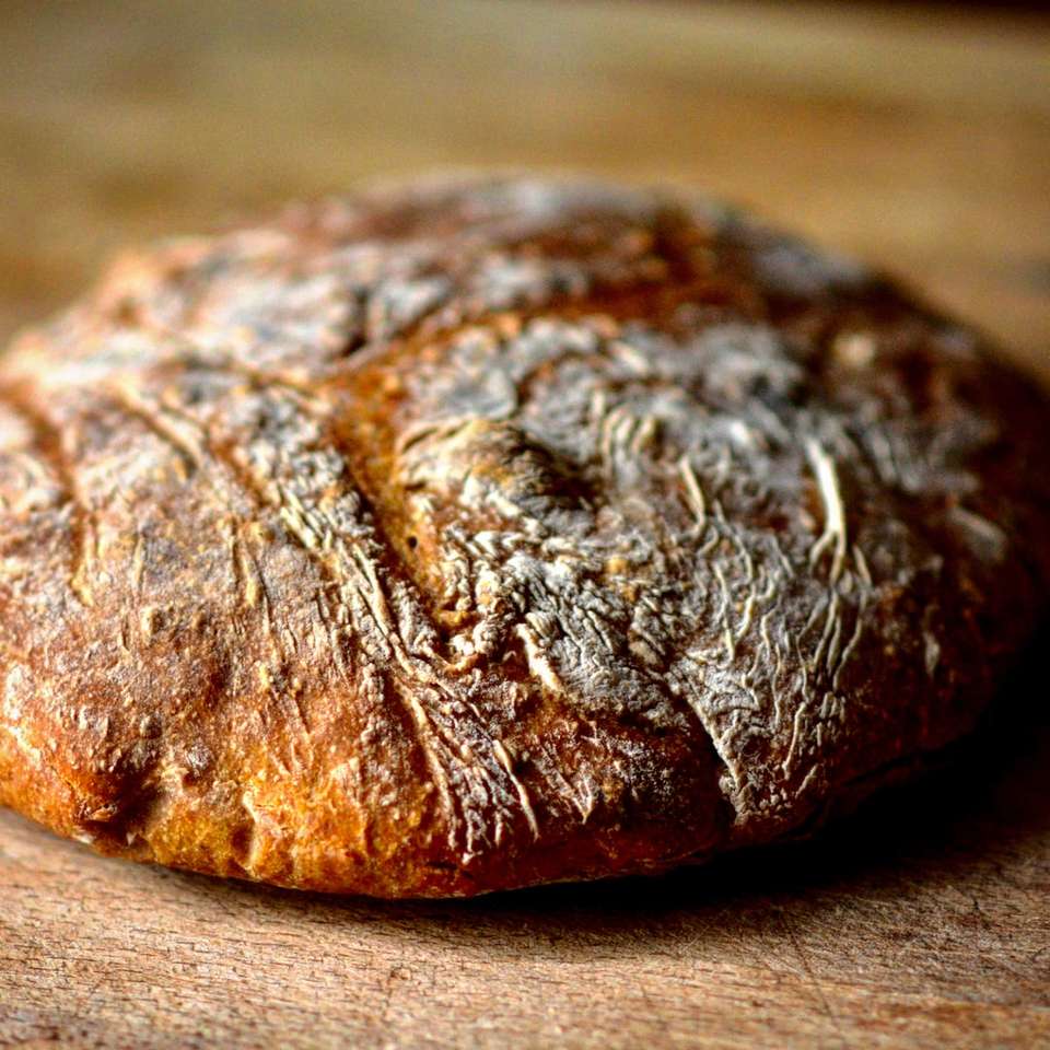 καφέ ψωμί σε καφέ ξύλινο τραπέζι συρόμενο παζλ online