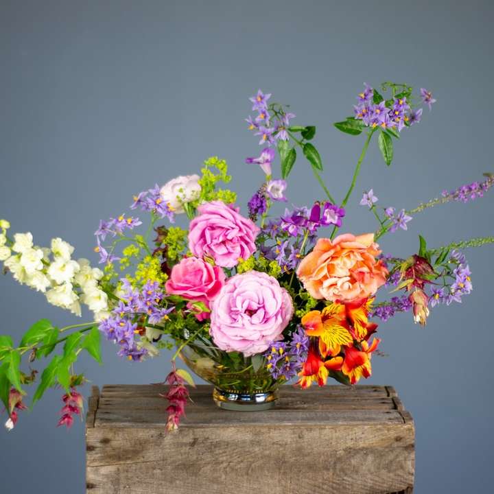 πολύχρωμα λουλούδια σε βάζο σε ξύλινη επιφάνεια online παζλ