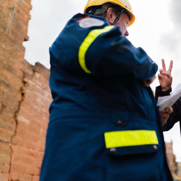 Мъж строителен инженер води обучение за помощ при бедствия онлайн пъзел