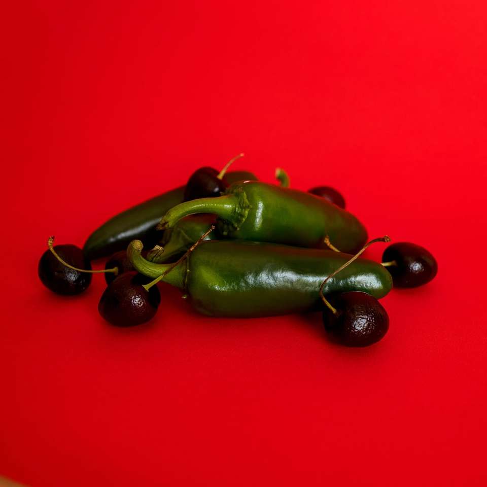 πράσινες πιπεριές και κεράσια online παζλ