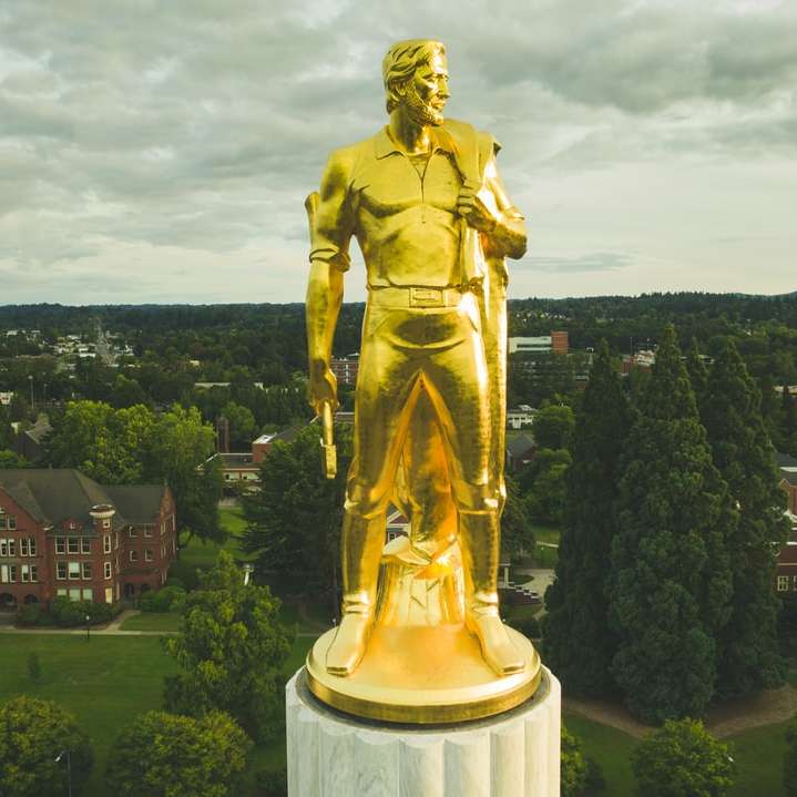 золотая статуя онлайн-пазл