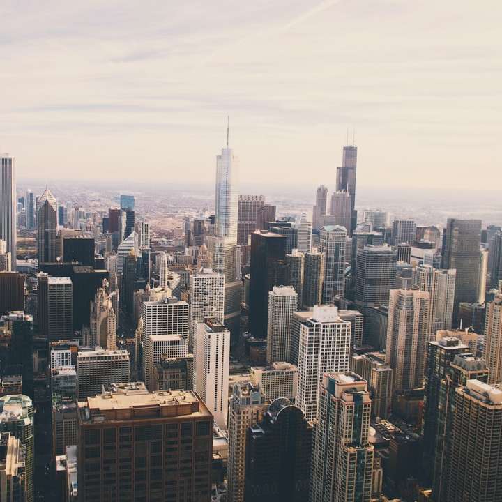 luchtfoto van de stad met wolkenkrabbers online puzzel