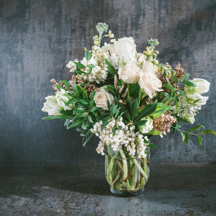 bouquet di fiori bianchi e verdi puzzle online