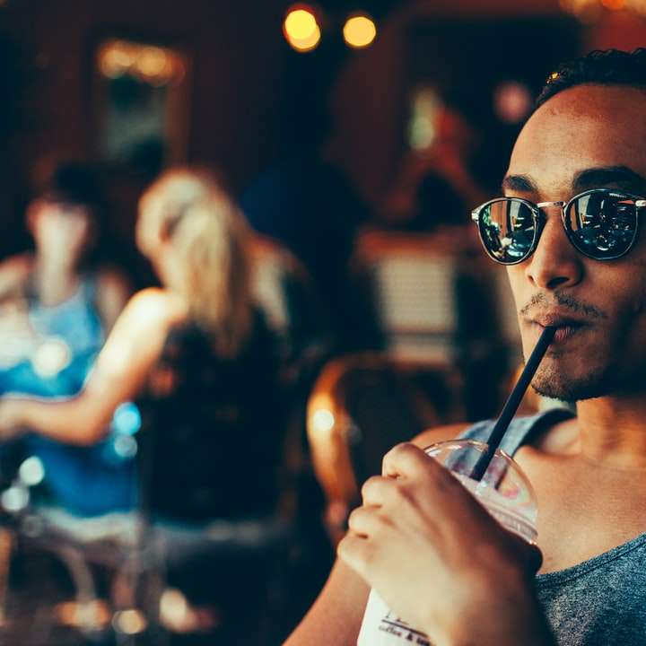 Человек очень серьезно пьет коктейль онлайн-пазл