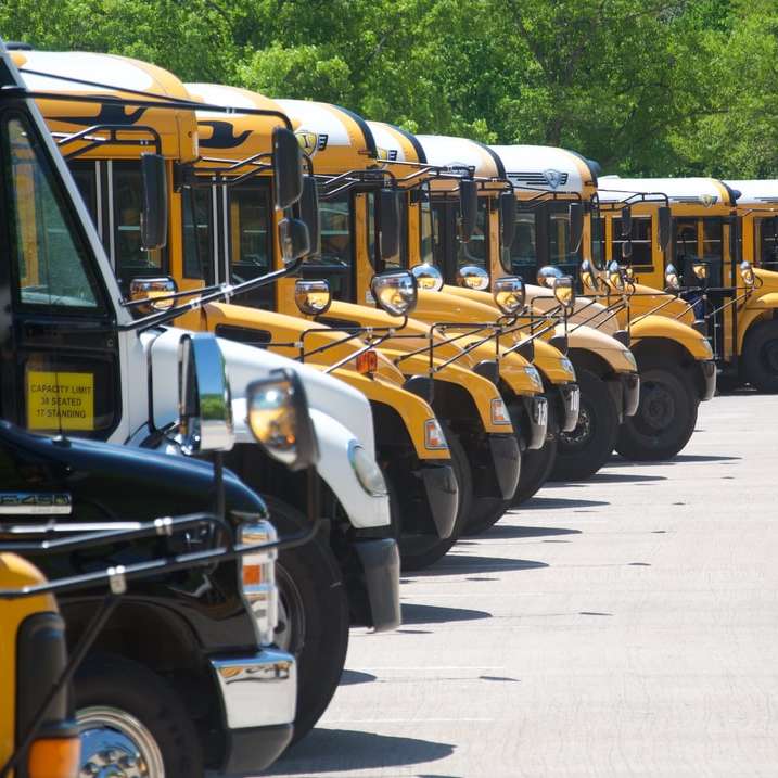 Autobusy szkolne puzzle przesuwne online