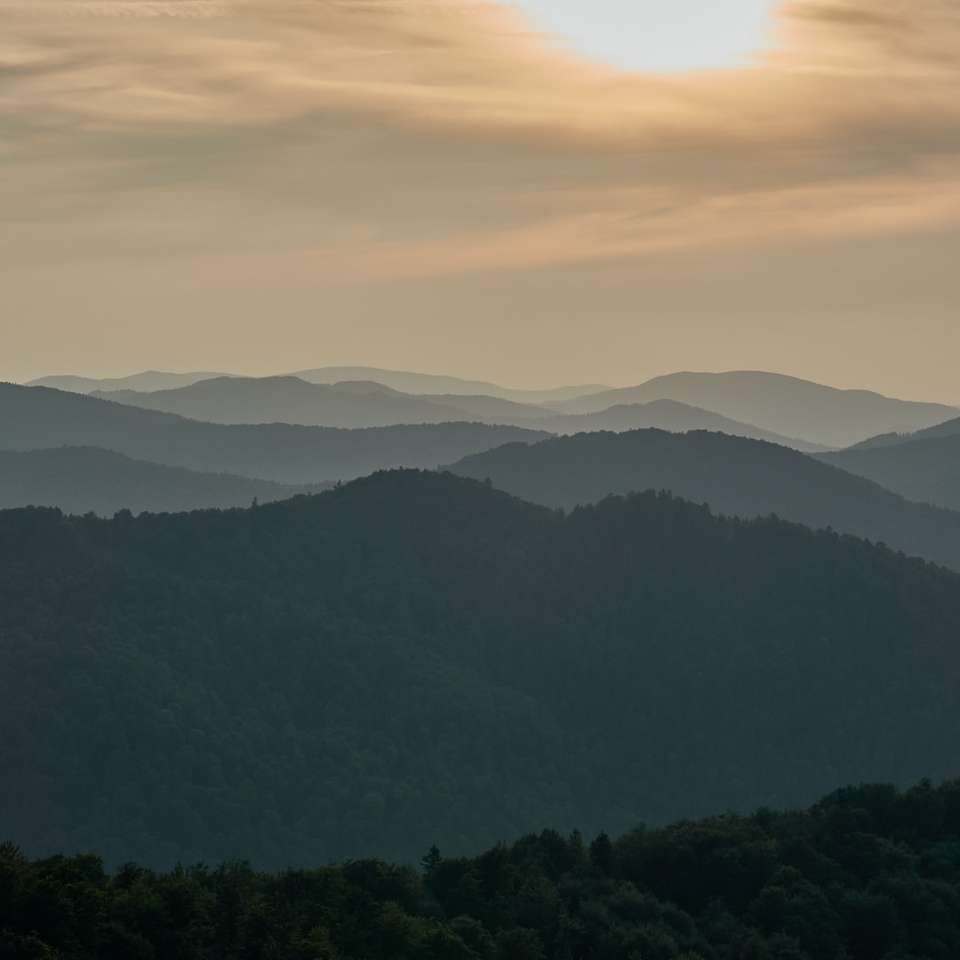 silhouet van bergen overdag online puzzel