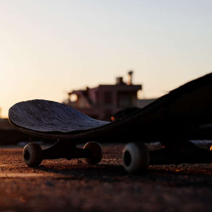 Макро изглед на скейтборд плъзгащ се пъзел онлайн