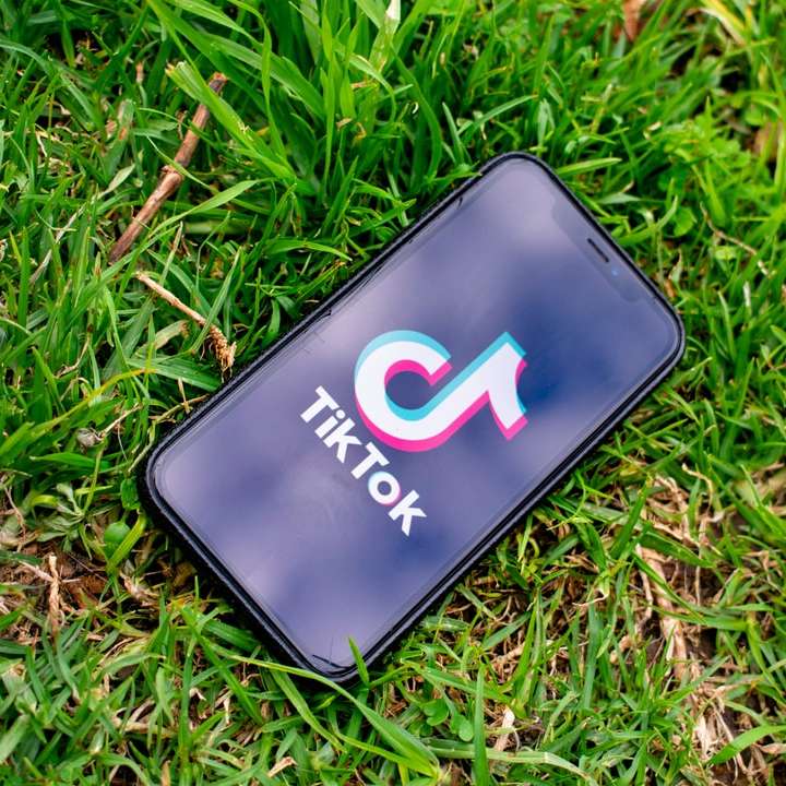 iPhone exibindo o aplicativo TikTok puzzle online