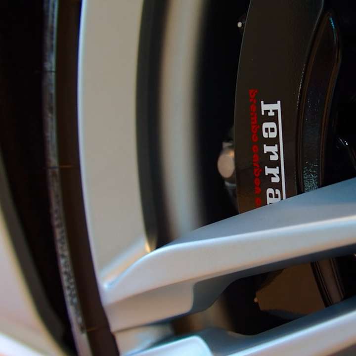 Roda Ferrari Modena em preto e prata puzzle deslizante online