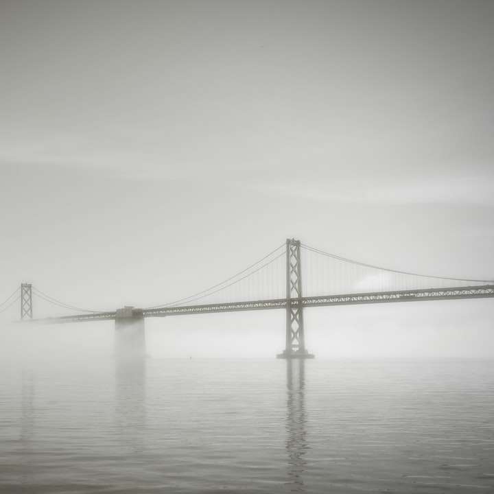 Golden Gate Bridge pod bílou oblohou posuvné puzzle online