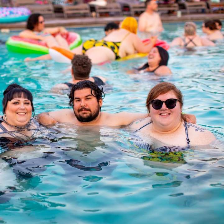 хора в басейн плъзгащ се пъзел онлайн