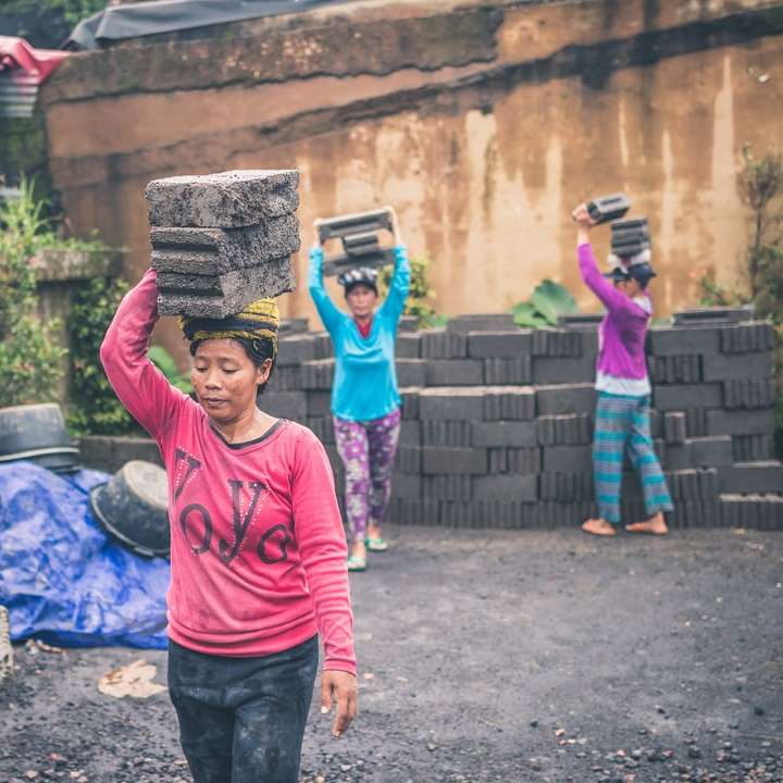 mujeres cargando ladrillos de piedra rompecabezas en línea