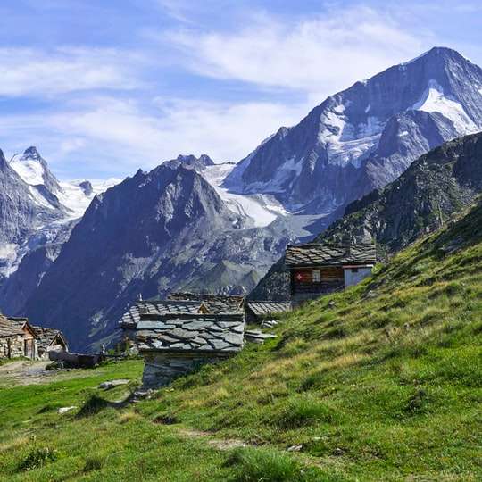 σπίτια σε καταπράσινο τοπίο με θέα στο βουνό online παζλ