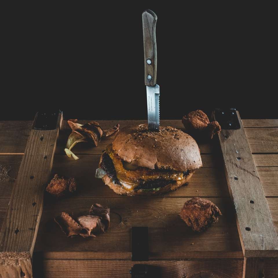 Hamburger con coltello su legno puzzle scorrevole online